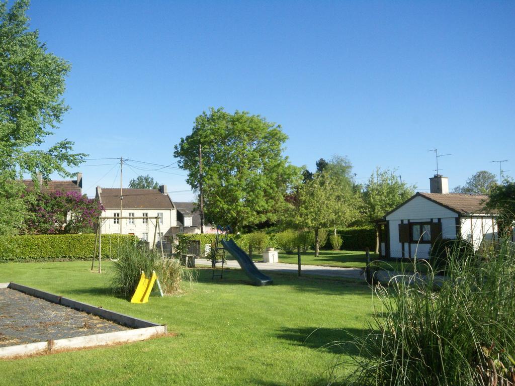 イシニー・シュル・メール Cozy Chalet At Osmanville Normandy With Swimming Poolヴィラ エクステリア 写真