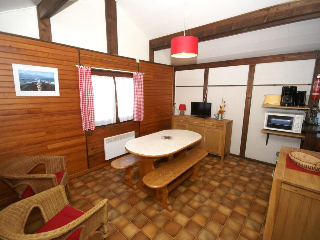 イシニー・シュル・メール Cozy Chalet At Osmanville Normandy With Swimming Poolヴィラ エクステリア 写真